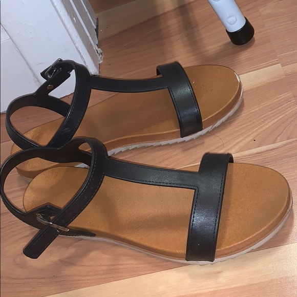 Size 8 used sandals - Picture 1 of 3
